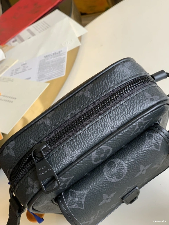 Christopher LOUIS Wearable Wallet VUITTON 1224